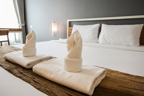 resorts and timeshares_0000_resorts and timeshare-give your guest a better experience-resort towel bed setup